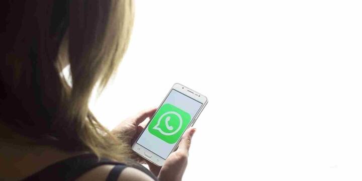 इसके अलावा, WhatsApp में टेक्स्ट को अलग-अलग स्टाइल में लिखने का विकल्प भी मिलता है. आप किसी शब्द को बोल्ड, इटैलिक या स्ट्राइकथ्रू में लिखकर अपनी बात को ज्यादा स्पष्ट और आकर्षक बना सकते हैं. यह फीचर खासतौर पर लंबे मैसेज में जरूरी बातों को हाइलाइट करने के लिए उपयोगी है. अगर आप इन छोटे-छोटे फीचर्स का सही तरीके से इस्तेमाल करते हैं तो WhatsApp का अनुभव पहले से कहीं ज्यादा बेहतर और स्मार्ट हो सकता है.