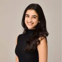ब्लैक स्लीवलेस टॉप और खुले बालों में कियारा बहुत ही ग्लैमरस लग रही है. साथ ही उनका ये पोज बहुत अट्रैक्टिव लग रहा है.