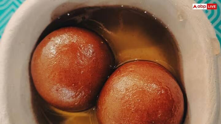 તેનું નામ જ તેના સારને દર્શાવે છે. ગુલાબ ફારસી શબ્દ પરથી આવ્યો છે જેનો અર્થ છે ગુલાબ જળ. તે તેની સુગંધિત ચાસણી તરફ ઈશારો કરે છે. આની સાથે જ જાંબુ તે ફળ પરથી પ્રેરિત છે જેના જેવો તેનો આકાર અને રંગ હોય છે.
