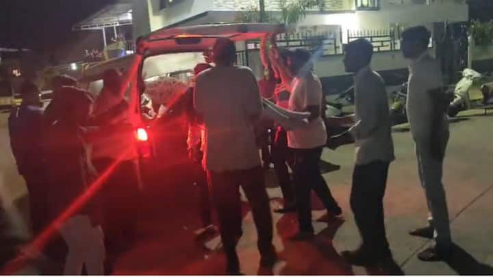 क्रेनच्या सहाय्याने रात्री उशिरा कार बाहेर काढण्यात आली आहे.