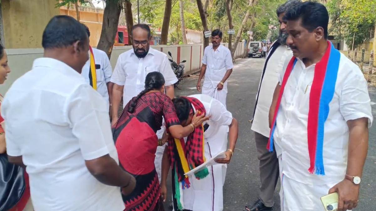 வெற்றி திலகமிட்ட மனைவி, தாயின் காலில் விழுந்து வேட்புமனு தாக்கல்; மாஸ் காட்டிய திமுக சிட்டிங் எம்எல்ஏ!