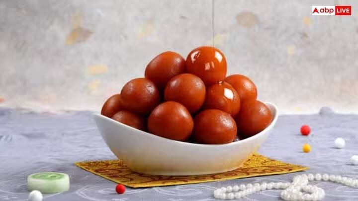 મિડલ ઈસ્ટની તે મીઠાઈઓ જે લોટના ખીરામાંથી બને છે તેનાથી વિપરિત, ગુલાબ જાંબુમાં માવા અથવા ખોયાનો ઉપયોગ થાય છે. આનાથી તે વધુ નરમ અને સ્વાદિષ્ટ બને છે. આ જ નવો પ્રયોગ ગુલાબ જાંબુના ભારતીય સ્વરૂપને સૌથી અલગ અને પ્રખ્યાત બનાવે છે.