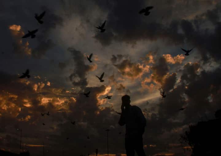 এপ্রিলের প্রথম থেকেই হঠাৎ বেশ খানিকটা বেড়ে গিয়েছে তাপমাত্রা, প্রায় তাপপ্রবাহের পরিস্থিতি। বেলা ১২টার পরে কার্যত রাস্তায় বেরনো যাচ্ছে না। তবে নতুন সপ্তাহের শুরুতেই স্বস্তির খবর, ঝড়বৃষ্টির পূর্বাভাস দিচ্ছে আবহাওয়া দফতর।