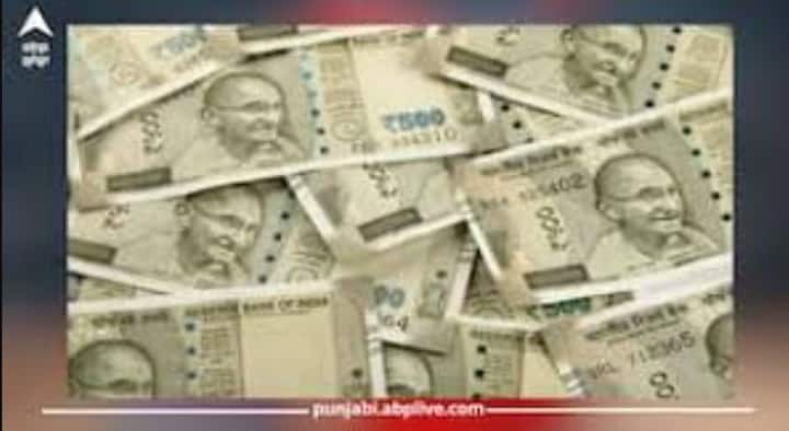 Middle Class Money Mistakes : ਮੱਧ ਵਰਗ ਦੇ ਲੋਕ ਅਕਸਰ ਸੋਚਦੇ ਹਨ ਕਿ ਵਿੱਤੀ ਸੰਕਟ ਅਚਾਨਕ ਆਉਂਦਾ ਹੈ ਪਰ ਇਹ ਸੱਚ ਨਹੀਂ ਹੈ। ਪ੍ਰਸਿੱਧ ਨਿਵੇਸ਼ਕ ਵਾਰੇਨ ਬਫ਼ੇ ਅਨੁਸਾਰ ਇਹ ਇੱਕ ਹੌਲੀ-ਹੌਲੀ ਬਣਨ ਵਾਲੀ ਸਥਿਤੀ ਹੈ ,ਜੋ ਰੋਜ਼ਾਨਾ ਦੀਆਂ ਛੋਟੀਆਂ ਗਲਤੀਆਂ ਨਾਲ ਸ਼ੁਰੂ ਹੁੰਦੀ ਹੈ। ਇਹ ਗਲਤੀਆਂ ਪਹਿਲਾਂ ਤਾਂ ਛੋਟੀਆਂ ਲੱਗਦੀਆਂ ਹਨ ਪਰ ਸਮੇਂ ਦੇ ਨਾਲ ਇਸ ਨਾਲ ਮਹੱਤਵਪੂਰਨ ਨੁਕਸਾਨ ਹੋਣ ਦੀ ਸੰਭਾਵਨਾ ਹੁੰਦੀ ਹੈ, ਜਿਸ ਨਾਲ ਕਿਸੇ ਦੀ ਵਿੱਤੀ ਸਥਿਤੀ ਕਮਜ਼ੋਰ ਹੋ ਜਾਂਦੀ ਹੈ। ਆਓ  ਵਾਰੇਨ ਬਫ਼ੇ ਦੀ ਸਲਾਹ ਬਾਰੇ ਜਾਣੀਏ...