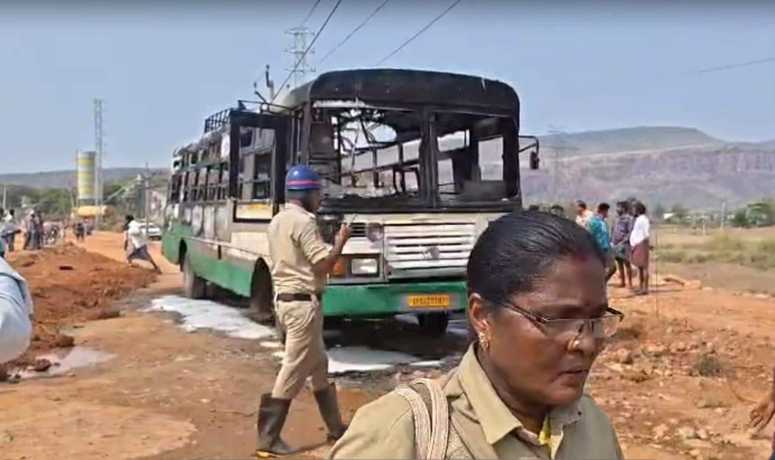 RTC Bus Catches Fire: హైటెన్షన్ విద్యుత్ వైర్లు తగిలి ఆర్టీసీ బస్సులో మంటలు.. కడప జిల్లాలో ప్రమాదం
