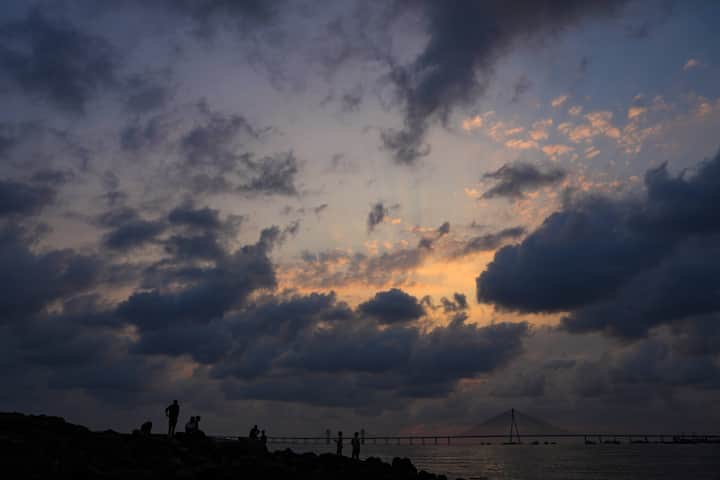 বুধবার পূর্ব বর্ধমান, হাওড়া, হুগলি, নদিয়া, উত্তর ২৪ পরগনা জেলাতেও ঝড় বৃষ্টির পরিমাণ বেশি থাকবে। ৫০ থেকে ৬০ কিলোমিটার গতি বেগে কালবৈশাখী ঝড়ের সম্ভাবনা রয়েছে। বৃহস্পতিবার দক্ষিণবঙ্গের বিভিন্ন জেলায় বিক্ষিপ্ত ভাবে ঝড় বৃষ্টির সম্ভাবনা থাকবে।