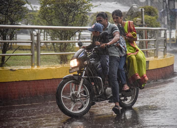 আজ ৫ এপ্রিল ঝড়বৃষ্টির সম্ভাবনা রয়েছে বাঁকুড়া, পুরুলিয়া, ঝাড়গ্রাম, পূর্ব ও পশ্চিম বর্ধমান, পশ্চিম মেদিনীপুর এবং হুগলি জেলার বেশ কিছু এলাকায়। বজ্রবিদ্যুৎ-সহ হাল্কা বৃষ্টির সম্ভাবনা রয়েছে এইসব জেলায়। সেই সঙ্গে ৪০ থেকে ৫০ কিলোমিটার গতিবেগে বইতে পারে ঝোড়ো হাওয়া।