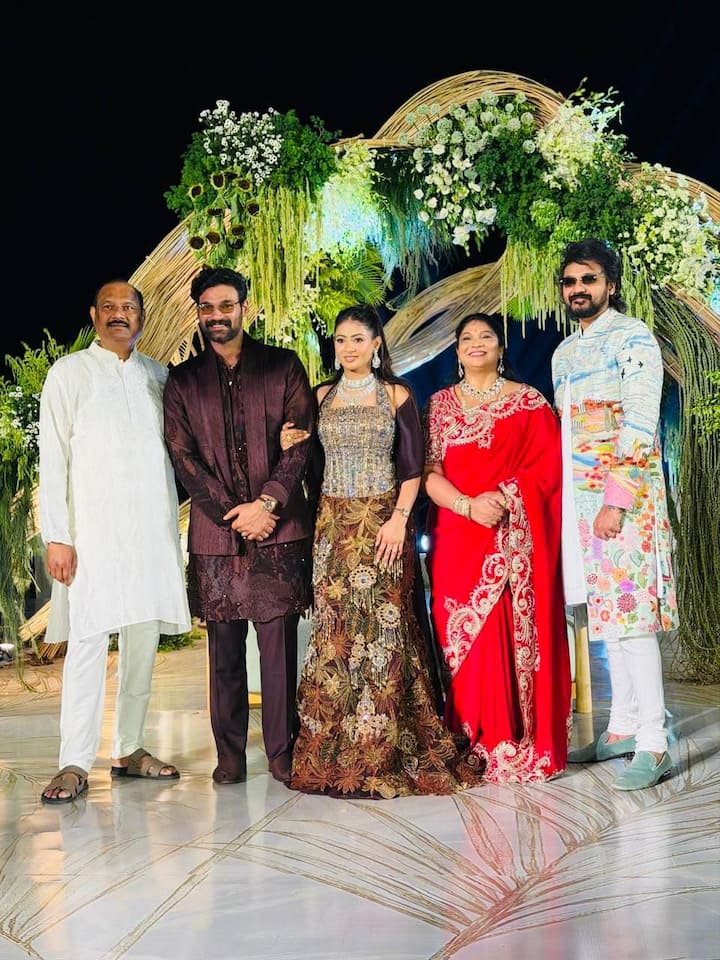 బెల్లంకొండ శ్రీనివాస్ నిశ్చితార్థ వేడుకకు ఇరువురి కుటుంబ సభ్యులతో పాటు కొంత మంది బంధు మిత్రులు మాత్రమే హాజరయ్యారు. 