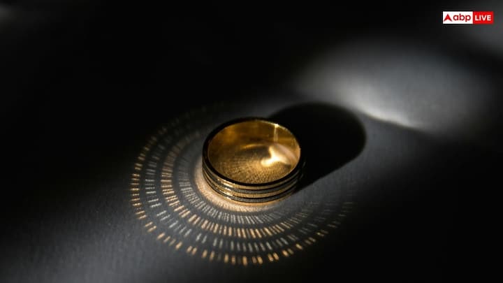 आज की तारीख में 18 कैरेट सोने की कीमत ₹11,328 से ₹11,335 प्रति ग्राम के बीच है. यह रेट आपकी कुल लागत का आधार बनता है. सोने की कीमतों में छोटे-मोटे उतार-चढ़ाव भी फाइनल रकम पर काफी असर डाल सकते हैं.