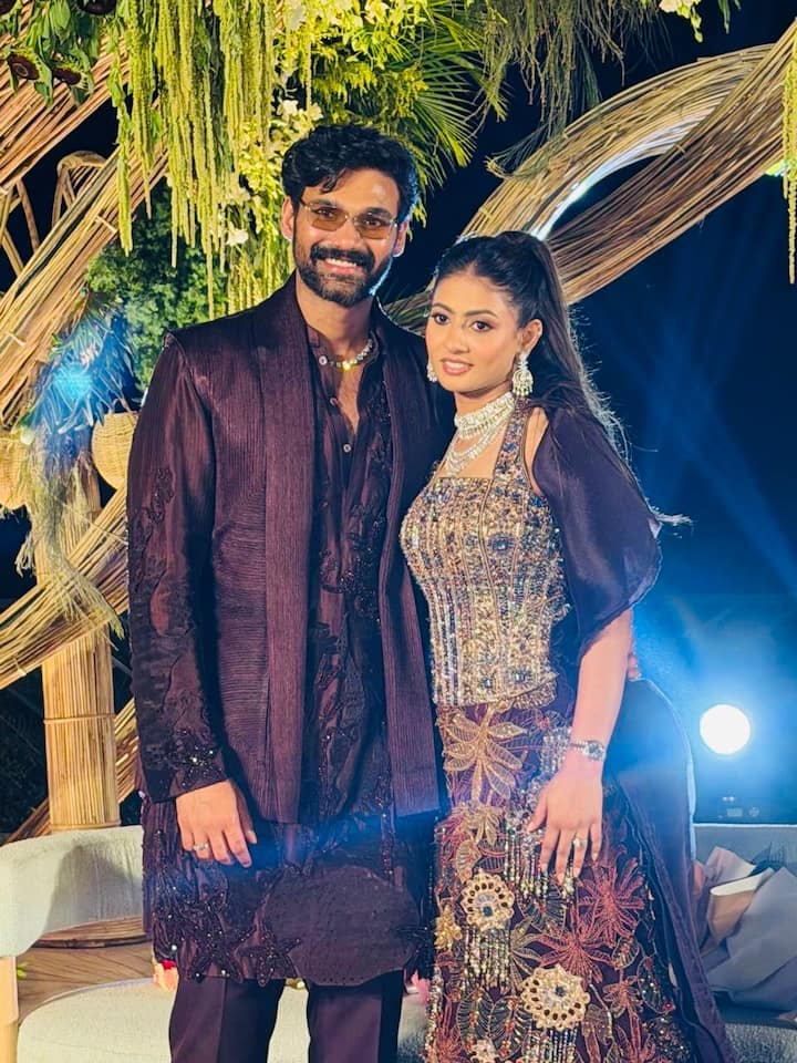 Bellamkonda Sai Sreenivas Kavya Engagement Photos: యువ కథానాయకుడు, ప్రముఖ నిర్మాత బెల్లంకొండ సాయి శ్రీనివాస్ నిశ్చితార్థం ఆదివారం రాత్రి హైదరాబాద్ సిటీలోని ఒక ఫామ్ హౌస్ లో జరిగింది.