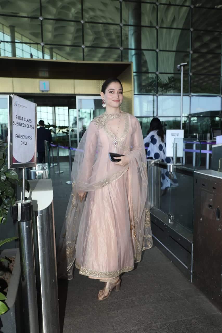 एयरपोर्ट पर छाया तमन्ना भाटिया का ट्रेडिशनल लुक, हल्के गुलाबी सूट में फैंस को बनाया दीवाना | Tamannaah Bhatia traditional look in light pink suit at airport see pictures