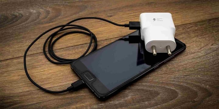 USB-C पोर्ट की सबसे बड़ी खासियत इसका रिवर्सिबल डिजाइन है. इसका मतलब यह है कि अब आपको केबल को उल्टा-सीधा लगाने की झंझट नहीं रहती. आप इसे किसी भी दिशा से लगाएं यह आसानी से कनेक्ट हो जाता है. यही वजह है कि यह यूजर्स के लिए ज्यादा सुविधाजनक बन गया है.