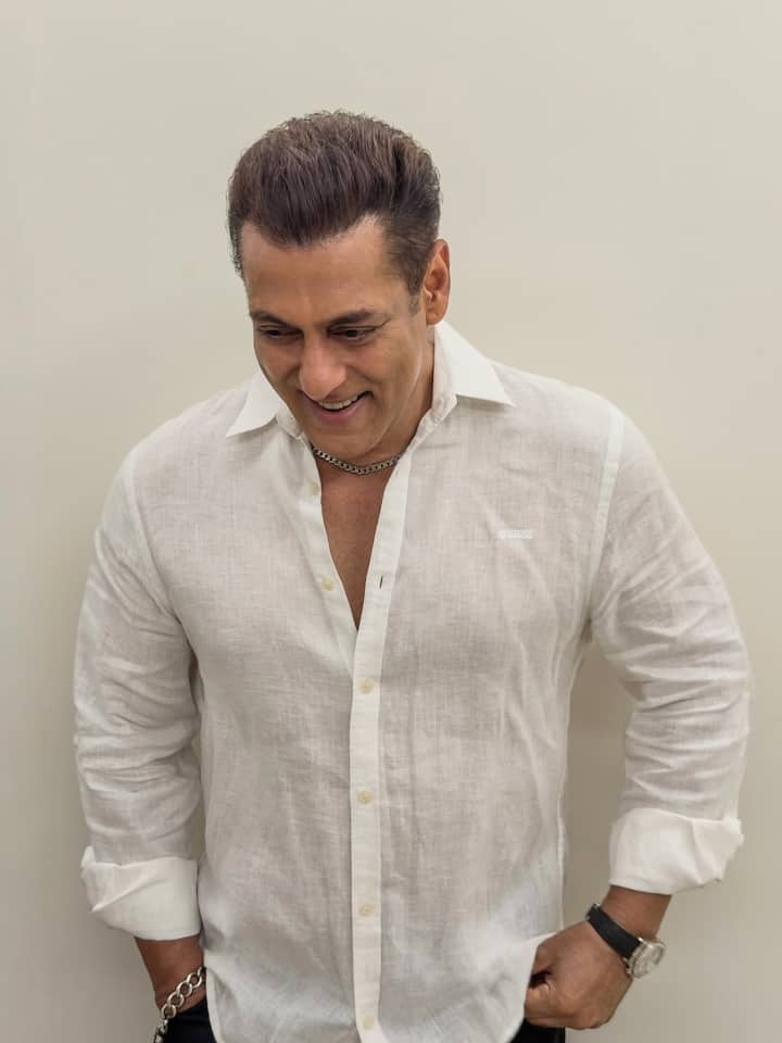 सलमान के इस पोस्ट पर फैंस के मजेदार कमेंट्स आ रहे हैं. एक लिखते हैं, 'मतलब भाईजान को नींद नहीं आती रात को.' एक ने लिखा, 'भाई रात को सोते नहीं हो क्या.'