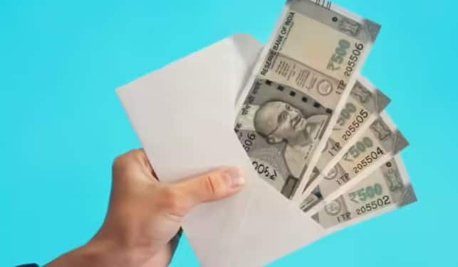 8મું પગારપંચ નવેમ્બર 2025 માં રચાયું હતું, પરંતુ સરકારે કમિશનને તેની અંતિમ ભલામણો રજૂ કરવા માટે 18 મહિનાનો પૂરતો સમય આપ્યો છે. આ  સમયગાળા દરમિયાન, સરકાર સામે પડકાર હતો કે જૂની પદ્ધતિનો ઉપયોગ કરીને ડીએ ચૂકવવો કે નવું ફોર્મ્યુલા અપનાવવું. એવું નક્કી કરવામાં આવ્યું છે કે જ્યાં સુધી નવું કમિશન તેનો અહેવાલ રજૂ ન કરે ત્યાં સુધી, કર્મચારીઓને વર્તમાન ફોર્મ્યુલા અનુસાર મોંઘવારી ભથ્થું મળતું રહેશે.
