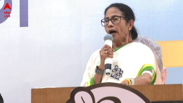 লক্ষ্মীর ভাণ্ডারে বরাদ্দ বেড়েছে ৫০০ টাকা । অন্তর্বর্তী বাজেটে বড় ঘোষণা করে রাজ্য সরকারের। (ফাইল ছবি)