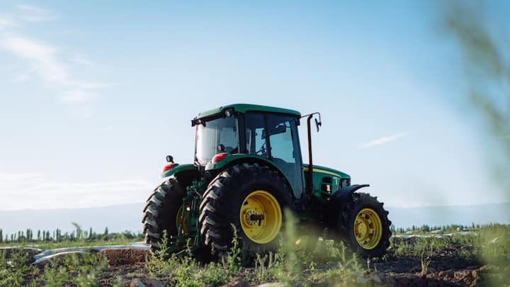 ट्रैक्टर लोन एक तरह का कृषि ऋण होता है, जो किसानों को ट्रैक्टर खरीदने के लिए बैंक या वित्तीय संस्थान देते हैं. देश में ट्रैक्टर की कीमत लगभग 2 लाख से शुरू होकर 20 लाख या उससे ज्यादा तक जाती है. ऐसे में किसान लोन के जरिए अपनी क्षमता के अनुसार ट्रैक्टर खरीद सकते हैं. आमतौर पर यह लोन एक लाख से 25 लाख रुपये तक का मिलता है और इसकी अवधि 3 से 5 साल तक हो सकती है.