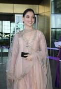 Tamannaah Bhatia: એરપોર્ટ પર છવાયો તમન્ના ભાટિયાનો ટ્રેડિશનલ લૂક, ફેન્સ થયા ક્રેઝી