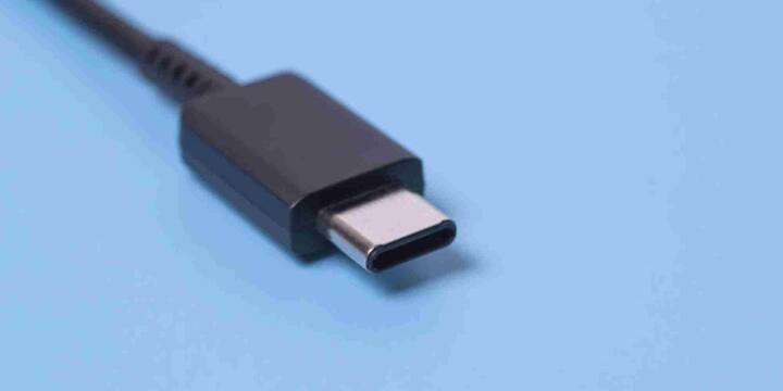 USB-C की असली ताकत इसके नाम में नहीं बल्कि इसके पीछे इस्तेमाल की गई तकनीक में होती है. अलग-अलग डिवाइस में USB-C पोर्ट के साथ अलग फीचर्स दिए जाते हैं जैसे फास्ट चार्जिंग या हाई डेटा स्पीड. यही कारण है कि कई बार पोर्ट के पास छोटे-छोटे चिन्ह या लेबल भी दिए जाते हैं जो उसकी क्षमता के बारे में बताते हैं.