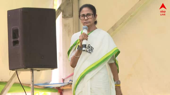 প্রত্যাশা মতোই বাড়ানো হয়েছে লক্ষ্মীর ভাণ্ডারের মাসিক বরাদ্দ। এই স্কিমে একলাফে বেড়ে গেছে অনেকটা টাকা। (ফাইল ছবি)