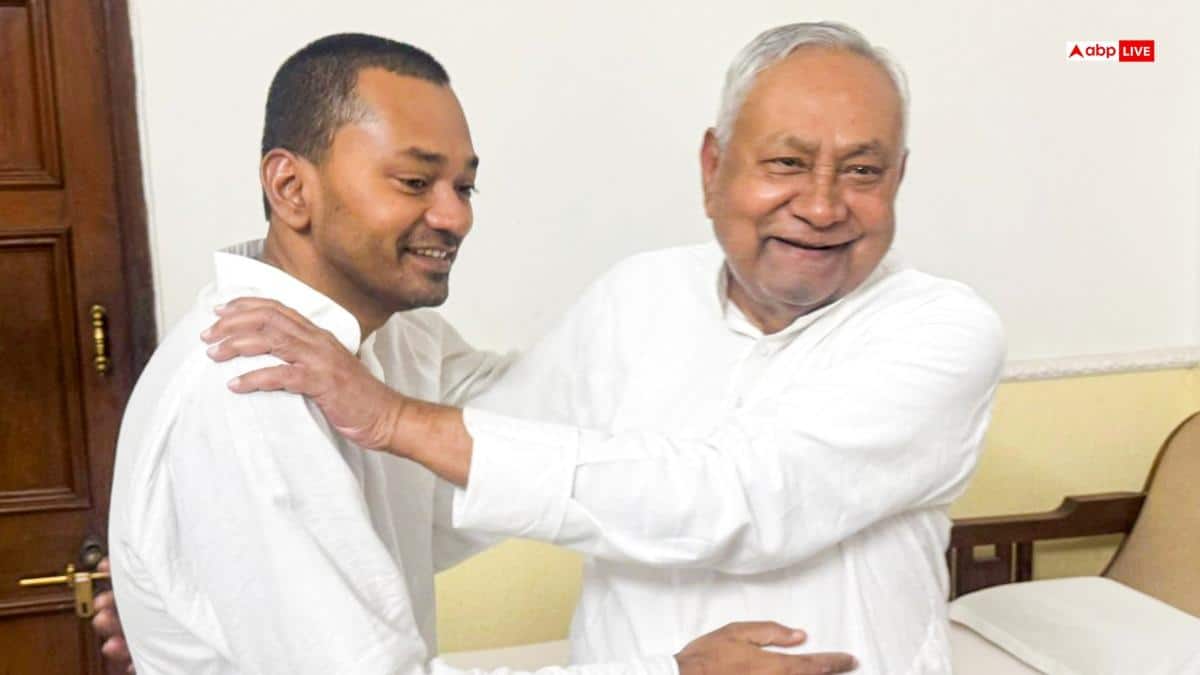 बिहार: नीतीश कुमार के कार्यक्रम में 'निशांत जिंदाबाद' के लगे नारे, मुस्कुराते नजर आए CM