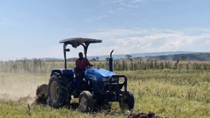 किसानों की जरूरत के अनुसार अलग-अलग तरह के ट्रैक्टर लोन उपलब्ध होते हैं. इनमें टर्म लोन शामिल है, जिसमें निश्चित समय के लिए किस्तें तय होती है. इसके अलावा फ्लेक्सी टर्म लोन और हाइब्रिड फ्लेक्सी लोन जैसे ऑप्शन भी मिलते हैं. जिनमें पुनर्भुगतान को फसल चक्र के हिसाब से समायोजित किया जाता जा सकता है. इससे किसानों पर एकमुश्त आर्थिक दबाव कम होता है.