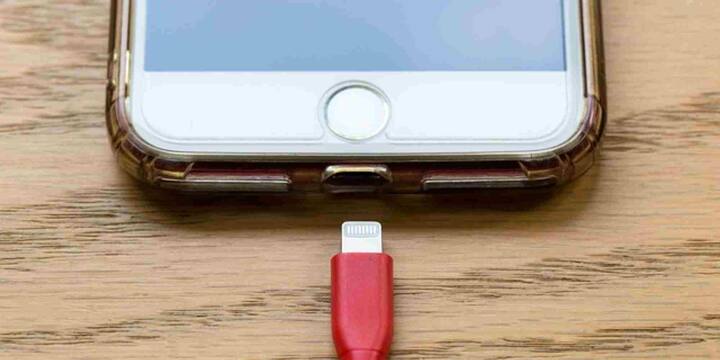 कुछ USB-C पोर्ट सिर्फ सामान्य डेटा ट्रांसफर के लिए होते हैं जबकि कुछ हाई-स्पीड ट्रांसफर, फास्ट चार्जिंग और यहां तक कि वीडियो आउटपुट भी सपोर्ट करते हैं. यानी बाहर से एक जैसे दिखने वाले पोर्ट अंदर से अलग-अलग क्षमता के हो सकते हैं.