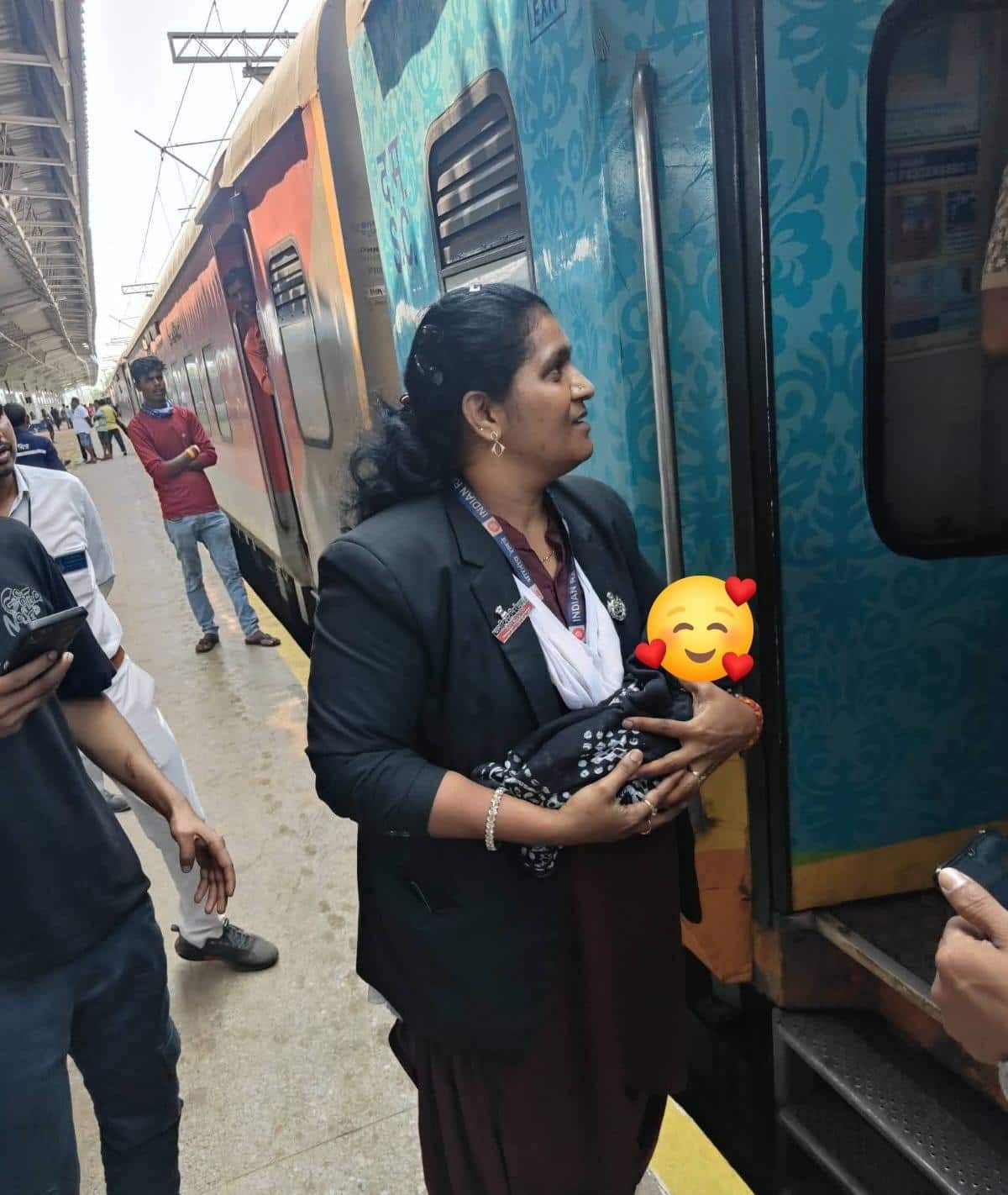 Child Born on Moving Train: రైలులో గర్భిణికి నొప్పులు.. పురుడు పోసి తల్లీ బిడ్డ ప్రాణాలు కాపాడిన విజయవాడ టీటీఈ జ్యోతి