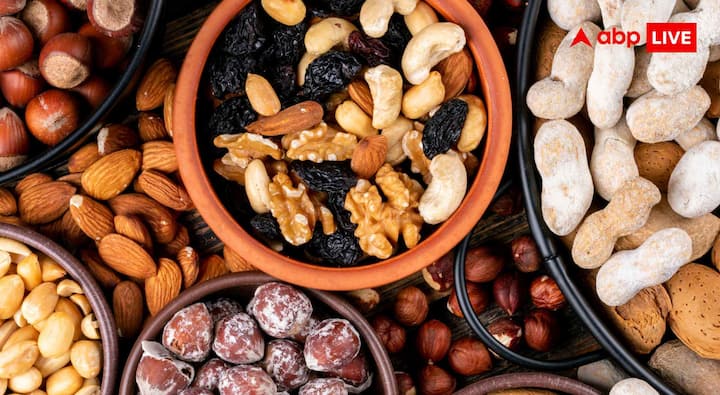 काजू (Cashews) आसानी से ज्यादा खा लिए जाते हैं. लेकिन इनमें फैट की मात्रा ज्यादा है, इसलिए इन्हें कभी-कभार ही खाएं.  एक  खजूर में लगभग 16 ग्राम शुगर होती है. ये जल्दी एनर्जी तो देते हैं, लेकिन आसानी से ओवरडोज हो सकते हैं.