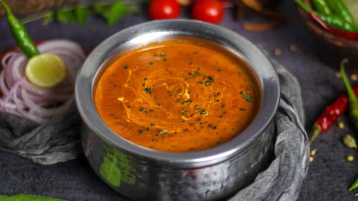 इस दाल को बनाने के लिए साबुत उड़द, साबुत मूंग, हरी मिर्च, अदरक, मटर, टमाटर प्यूरी, लाल मिर्च पाउडर, धनिया पाउडर, कसूरी मेथी, लहसुन, क्रीम और नमक की जरूरत होती है. गार्निश के लिए अदरक का इस्तेमाल किया जा सकता है.
