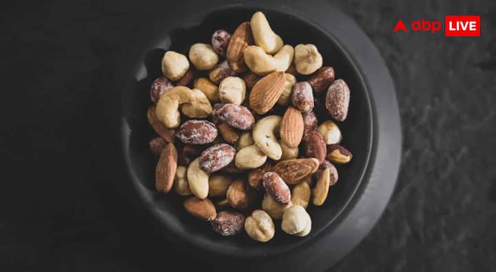 कुछ ड्राई फ्रूट्स हेल्दी दिखते हैं लेकिन इनकी ज्यादा मात्रा से नुकसान हो सकता है. जैसे किशमिश (Raisins) में शुगर की मात्रा बहुत ज्यादा होती है, ये आयरन का अच्छा स्रोत नहीं हैं.