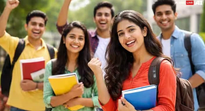 Career after 12th commerce: જો તમે 12મા ધોરણમાં કોમર્સ સ્ટ્રીમ પસંદ કરી છે તો તમારા માટે કારકિર્દીના ઘણા રસ્તાઓ ખુલ્લા છે. પહેલાં મોટાભાગના લોકો ફક્ત સીએ અથવા સીએસને જ વિકલ્પ માનતા હતા, પરંતુ સમય બદલાઈ ગયો છે. આજે કોમર્સના વિદ્યાર્થીઓ પાસે ઘણા ક્ષેત્રો છે જ્યાં તેઓ તેમની રુચિઓને અનુસરી શકે છે અને સફળ કારકિર્દી બનાવી શકે છે.