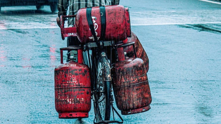 आईटी हब होने के कारण बेंगलुरु में भी काफी बड़ी मात्रा में कामकाजी लोग रहते हैं, जिससे बेंगलुरु में भी LPG गैस की काफी ज्यादा खपत है. कर्नाटक राज्य के कुल खपत का एक बड़ा हिस्सा अकेले बेंगलुरु इस्तेमाल करता है. यहां का प्रति परिवार सिलेंडर का उपभोग लगभग 7 से 8 सिलेंडर है.