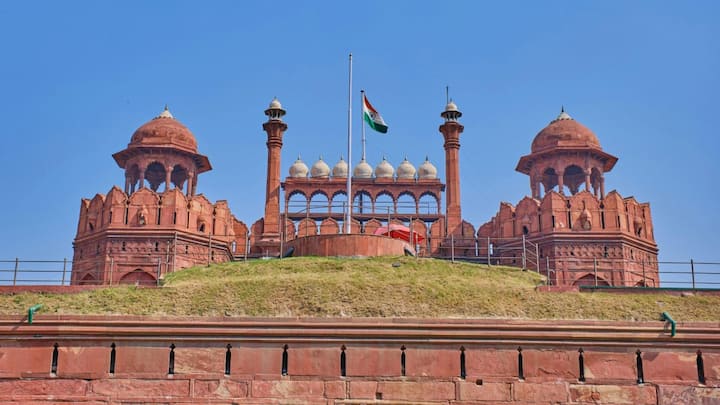 दिल्ली का प्रति परिवार औसतन खपत 9.2 सिलेंडर है. दिल्ली भारत की राजधानी होने के नाते यहां शहरीकरण का स्तर काफी ऊंचा है. यहां की घनी आबादी होने के कारण LPG की मांग काफी ज्यादा है. दिल्ली में कोयले और लकड़ी जैसे अन्य साधनों का इस्तेमाल न के बराबर है, जिससे खाना बनाने के लिए लोग पूरी तरह LPG पर निर्भर हैं