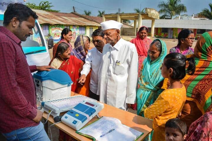 এখানে আপনার এপিক নম্বর অথবা ফর্ম রেফারেন্স নম্বর দিতে হবে। এবার রাজ্য় ক্লিক করে নিজের বিবরণ পূরণ করুন। একবার যাচাইকরণ হয়ে গেলে আপনার কাছে ওটিপি যাবে। ওটিপি পূরণ করলেই আপনি ই-এপিক কার্ড ডাউনলোড করতে পারবেন।