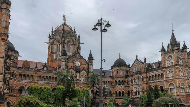 भारत की आर्थिक राजधानी मुंबई में भी काफी बड़ी मात्रा में लोग रहते हैं, अनुमान के अनुसार मुंबई में प्रति परिवार सिलेंडर का consumption लगभग 8 सिलेंडर के बराबर है. वहां पर PNG गैस मौजूद होने के बाद भी सिलेंडरों की मांग बनी हुई है