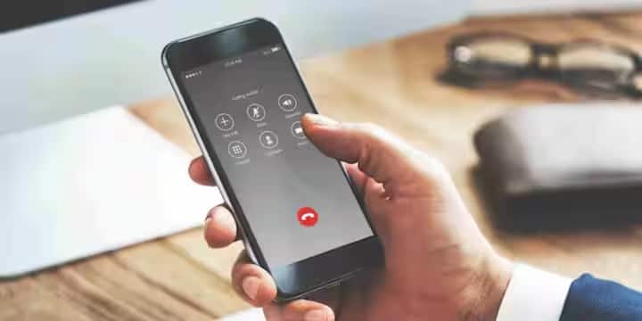 How to Record a Call: આજકાલ મોટાભાગના સ્માર્ટફોનમાં બિલ્ટ-ઇન કોલ રેકોર્ડિંગ ફીચર હોય છે. જો કે, આ ફીચર ઘણીવાર સેટિંગ્સમાં છુપાયેલું હોય છે.  આજના ડિજિટલ યુગમાં, કોલ રેકોર્ડિંગ ઘણા લોકો માટે અત્યંત ઉપયોગી બની ગયું છે. મહત્વપૂર્ણ વાતચીતોને સાચવવા માટે હોય, ઓફિસ કોલ રેકોર્ડ કરવા માટે હોય કે છેતરપિંડી સામે રક્ષણ આપવા માટે હોય, કોલ રેકોર્ડિંગ દરેક પરિસ્થિતિમાં મદદરૂપ સાબિત થાય છે. પરંતુ ક્યારેક લોકો વિચારે છે કે બીજી વ્યક્તિને જાણ્યા વિના કોલ કેવી રીતે રેકોર્ડ કરવો. આશ્ચર્યજનક રીતે, મોટાભાગના લોકો હજુ પણ આ સરળ યુક્તિથી અજાણ છે.