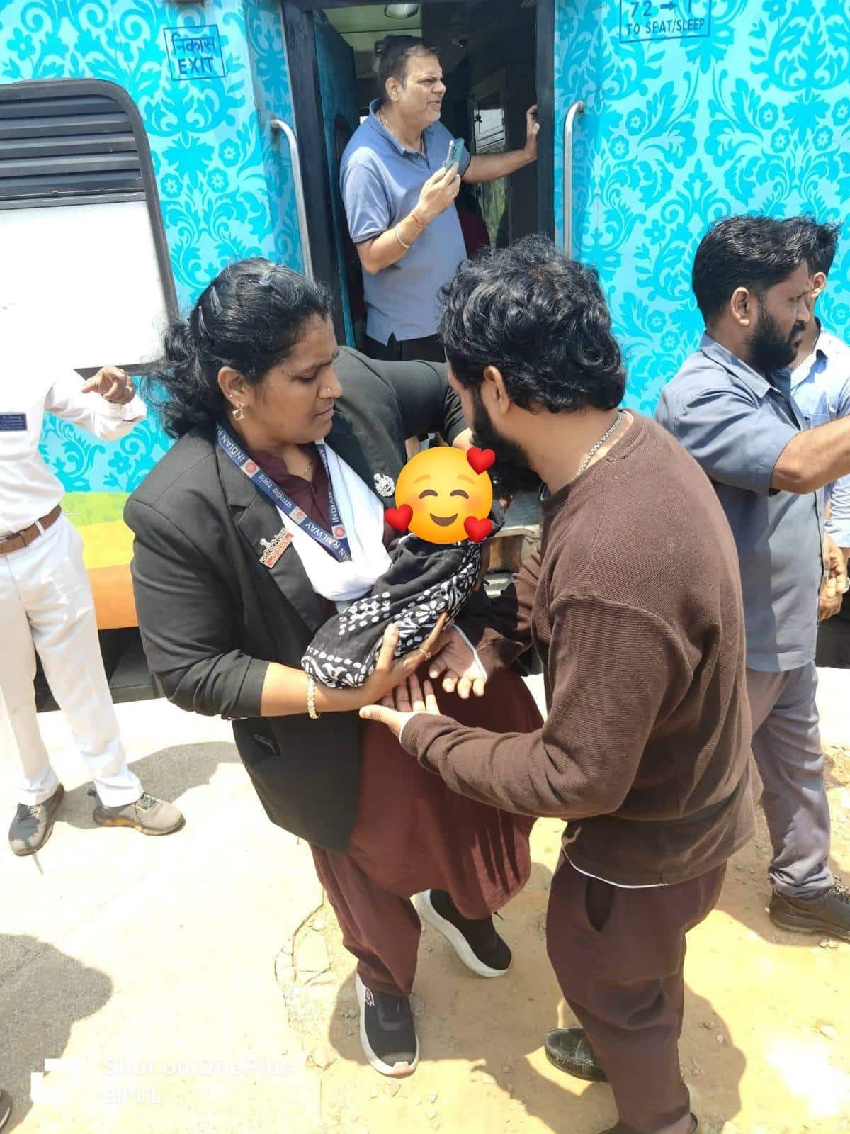 Child Born on Moving Train: రైలులో గర్భిణికి నొప్పులు.. పురుడు పోసి తల్లీ బిడ్డ ప్రాణాలు కాపాడిన విజయవాడ టీటీఈ జ్యోతి