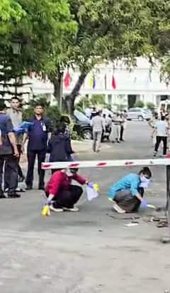 Unknown Car Enter In Delhi Vidhan Sabha: बॅरिकेड तोडून कार घुसवली, पुष्पगच्छ ठेवला अन् गायब झाला; दिल्ली विधानसभेत थरार, PHOTO
