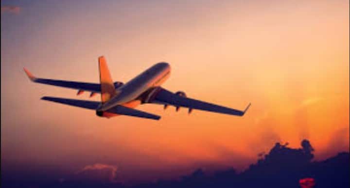 Items banned in Flight : ਹਵਾਈ ਯਾਤਰਾ ਦੌਰਾਨ ਸੁਰੱਖਿਆ ਨਿਯਮ ਕਾਫ਼ੀ ਸਖ਼ਤ ਹੁੰਦੇ ਹਨ ਅਤੇ ਇੱਕ ਛੋਟੀ ਜਿਹੀ ਗਲਤੀ ਵੀ ਤੁਹਾਡੀ ਯਾਤਰਾ ਨੂੰ ਬਰਬਾਦ ਕਰ ਸਕਦੀ ਹੈ। ਅਸੀਂ ਅਕਸਰ ਆਪਣੇ ਬੈਗਾਂ ਵਿੱਚ ਆਪਣੀ ਜ਼ਰੂਰਤ ਦੀ ਹਰ ਚੀਜ਼ ਪੈਕ ਕਰਦੇ ਹਾਂ ਪਰ ਕੀ ਤੁਸੀਂ ਜਾਣਦੇ ਹੋ ਕਿ ਤੁਹਾਡੀ ਰਸੋਈ ਜਾਂ ਵੈਨਿਟੀ ਬਾਕਸ ਵਿੱਚ ਰੱਖੀਆਂ ਕੁਝ ਸਧਾਰਨ ਚੀਜ਼ਾਂ ਨੂੰ ਵੀ ਫਲਾਈਟ ਵਿੱਚ ਖ਼ਤਰਨਾਕ ਮੰਨਿਆ ਜਾ ਸਕਦਾ ਹੈ?