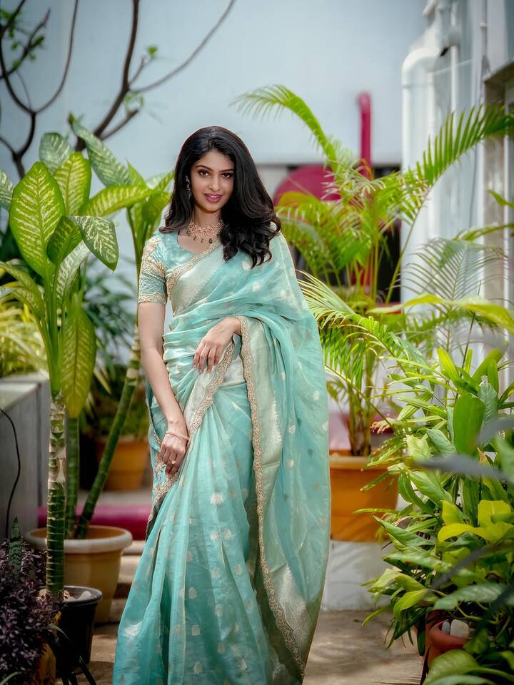 కాలేజ్ చదివే రోజుల్లో  ‘నైన్  డేస్‌’ అనే మ్యూజిక్‌ బ్యాండ్‌లో ఓ మెంబర్ గా ఉండేదాన్నని.. స్టేజ్ పై పాడడం మరో ఎనర్జీ అంటూ తనలో ఉండే మరో టాలెంట్ బయటపెట్టింది మానస