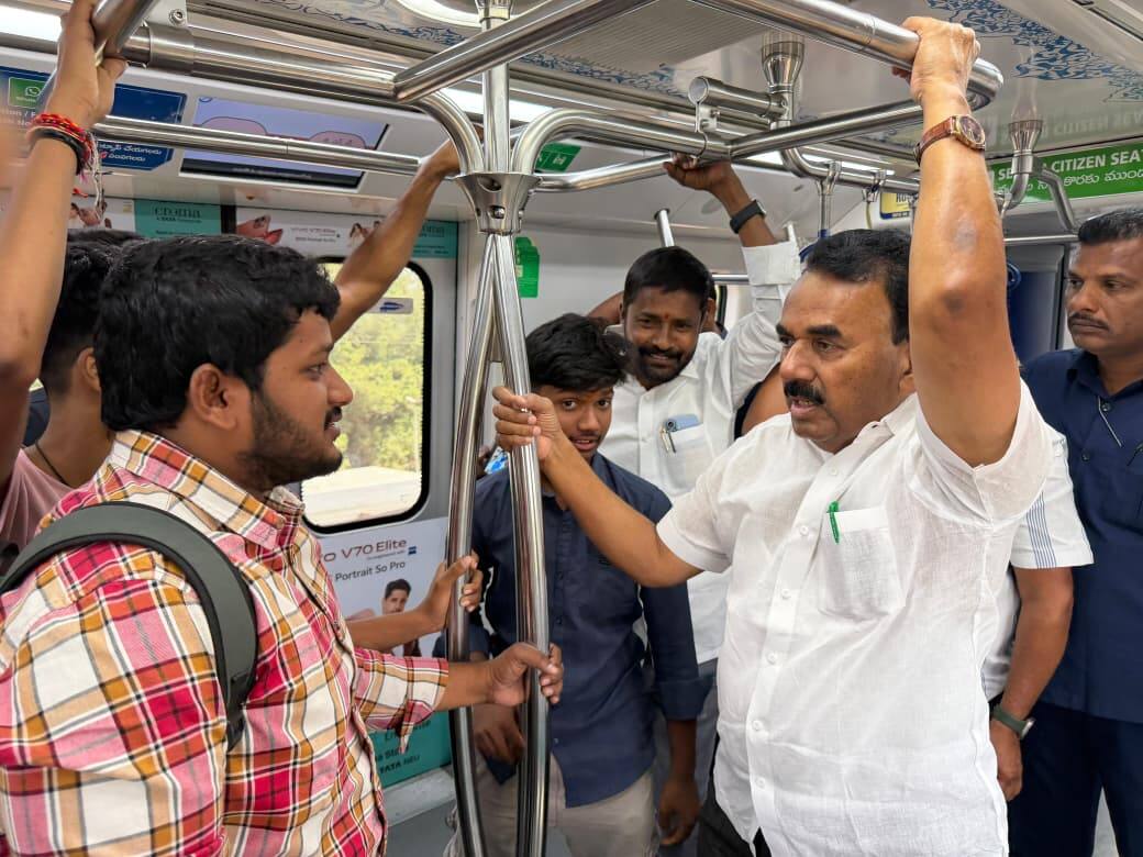 Viral News: ప్రోటోకాల్ పక్కనపెట్టి, సామాన్యుడిలా మెట్రోలో మంత్రి జూపల్లి ప్రయాణం..