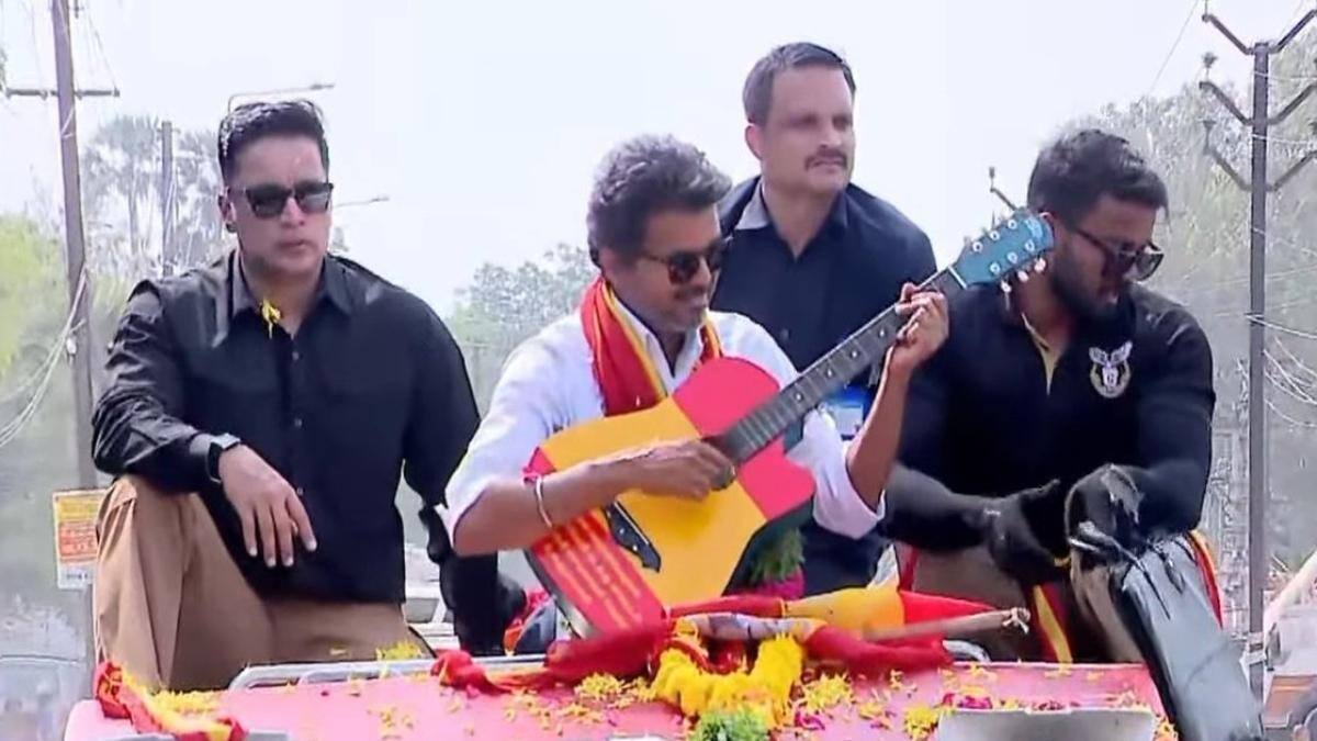 TVK Vijay: கிட்டார் முதல் கூல்ட்ரிங்ஸ் வரை.. வழிநெடுக விஜய்க்கு கிஃப்ட் கொடுத்த தொண்டர்கள், ரசிகர்கள்!