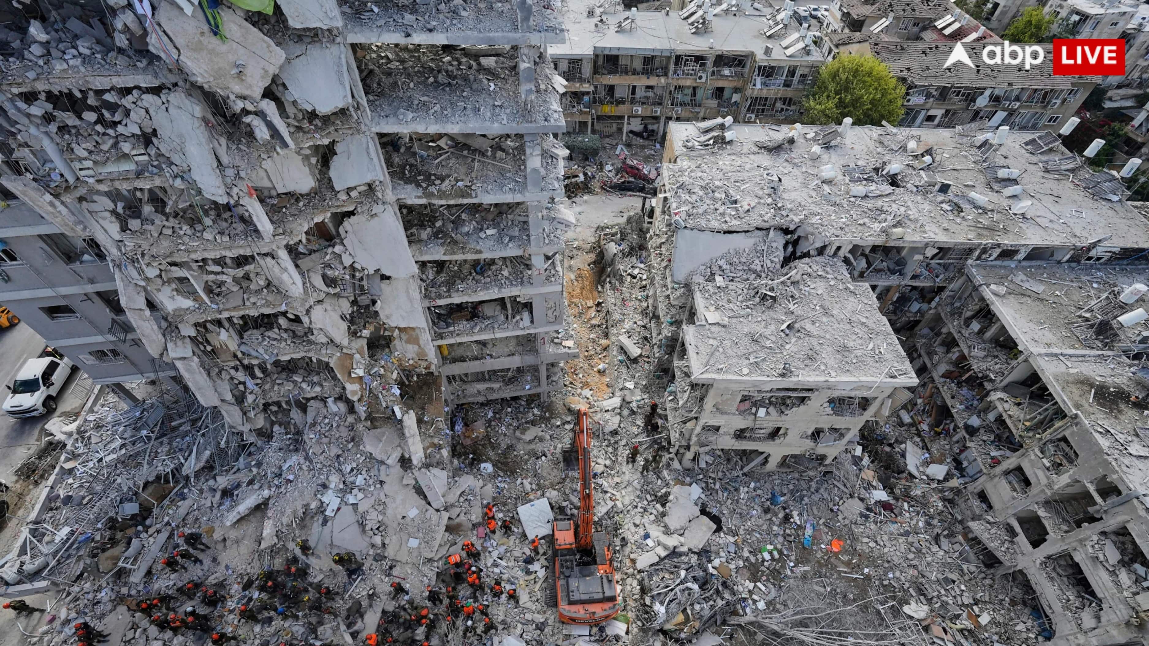 ईरान के हमले में इजरायली बिल्डिंग तबाह हो गई