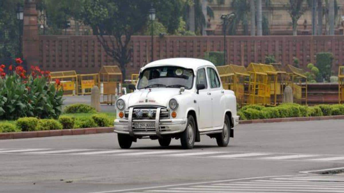 Ambassador Car: அம்பாசிடர் ஆண்டது தெரியும்..! ஆணவத்தில் அழிந்தது எப்படி என தெரியுமா? அவ்ளோ பெஸ்ட் காரா?