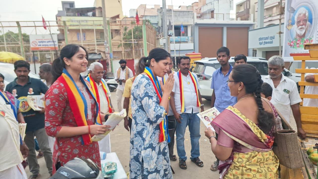 "மாம்பழம் சின்னத்திற்கு வாக்களியுங்கள்"!தருமபுரி மக்களிடம் வாக்கு கேட்ட சௌமியா அன்புமணியின் மகள்கள்