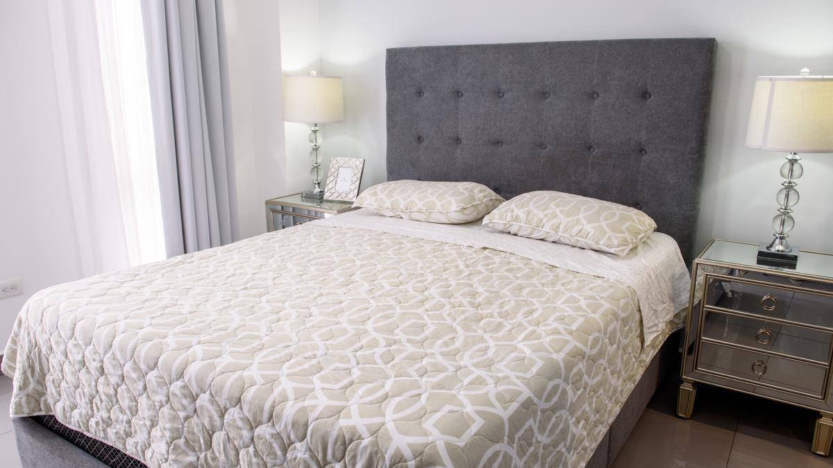 How To Clean Mattress: गद्दों की लाइफ कैसे बचा सकता है बेकिंग सोडा? जान लें इसे यूज करने का सही तरीका
