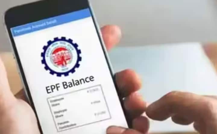 જો તમારા પગારમાંથી PF કાપવામાં આવે છે તો તમારા PF બેલેન્સને નિયમિતપણે તપાસવું ખૂબ જ મહત્વપૂર્ણ છે. પરંતુ શું તમે જાણો છો કે તમે ઇન્ટરનેટ કનેક્શન વગર મિનિટોમાં તમારા ફોન પર તમારા PF બેલેન્સને સરળતાથી ચકાસી શકો છો.