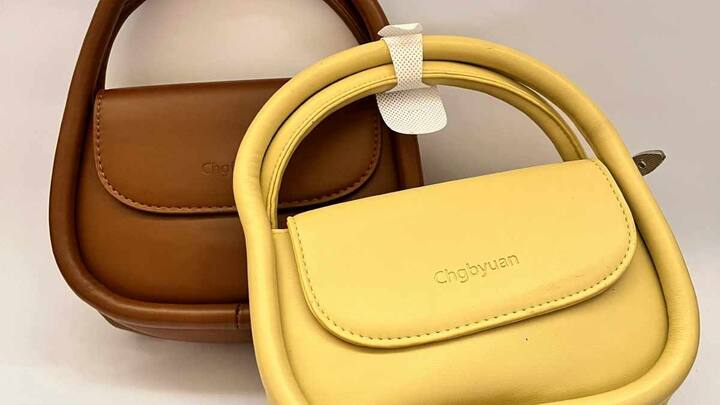 चौथा बैग है स्टेटमेंट बैग. यह बैग आपके पूरे लुक को खास बनाने के लिए जाना जाता है. इसमें आमतौर पर शानदार चेन और अलग तरह के चमकते हुए हुक और बटन होते हैं. यह बैग पूरे आउटफिट का फोकस बन सकता है, इसलिए इसे सोच-समझकर और संतुलन के साथ इस्तेमाल करना जरूरी होता है.