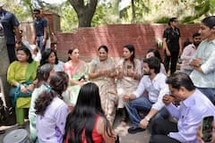 'नारी शक्ति वंदन' के समर्थन में DU पहुंचीं CM रेखा गुप्ता, छात्राओं संग पी चाय, देखें तस्वीरें