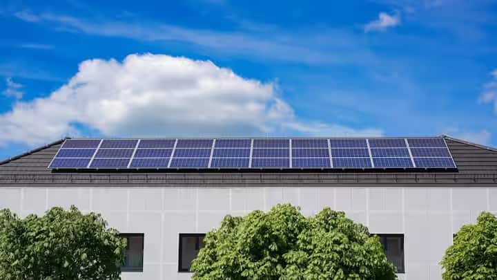 how solar panels work: આજના વધતા વીજળીના બિલ અને પર્યાવરણીય ચિંતાઓના સમયમાં, સૌર ઉર્જા લોકો માટે એક મુખ્ય વિકલ્પ તરીકે ઉભરી આવી છે. શહેરોથી લઈને ગામડાઓ સુધી, લોકો હવે તેમના છત પર સૌર પેનલ લગાવી રહ્યા છે. પરંતુ ઘણા લોકોને આશ્ચર્ય થાય છે કે સૂર્યપ્રકાશમાંથી ઉત્પન્ન થતી વીજળી ઘરના બલ્બ અને પંખા સુધી કેવી રીતે પહોંચે છે. તો, ચાલો આપણે સમજાવીએ કે સૌર પેનલમાંથી વીજળી રૂમમાં રહેલા બલ્બ સુધી કેવી રીતે પહોંચે છે અને તેની પાછળની ટેકનોલોજી શું છે.  સોલાર પેનલ સામાન્ય રીતે છત પર સ્થાપિત કરવામાં આવે છે જ્યાં દિવસભર સૂર્યપ્રકાશ રહે છે. આ પેનલ સિલિકોનથી કોટેડ ફોટોવોલ્ટેઇક કોષોથી બનેલા હોય છે.